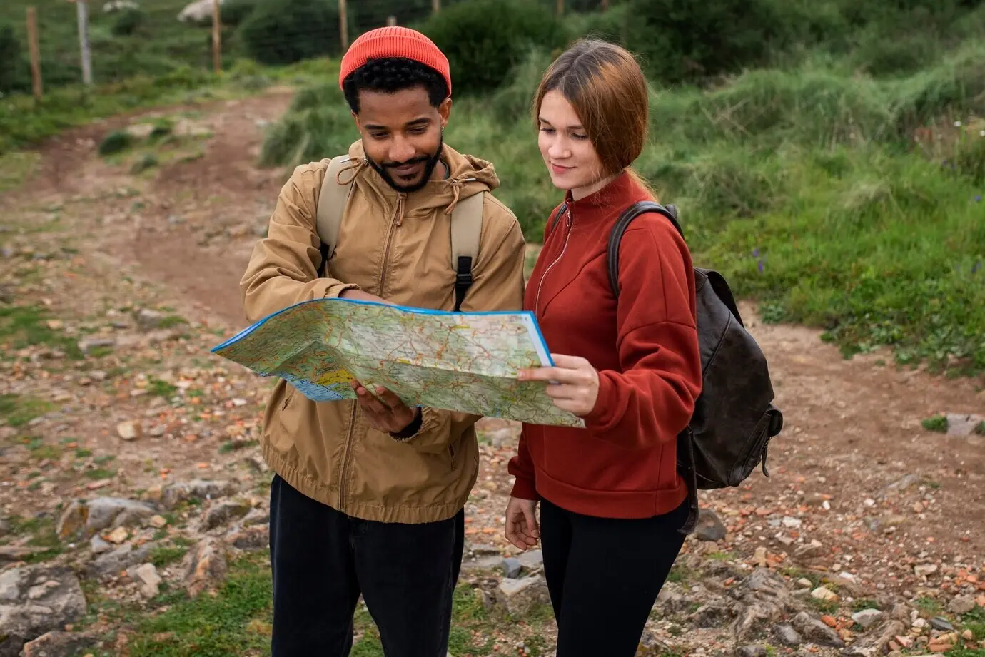 Von oben aufgenommenes Paar auf einer Wanderung